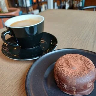 Billede af en kop kaffe og sødt width=